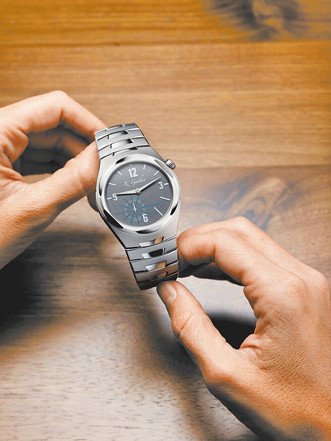 去年推出的C by Romain Gauthier钛金属腕表，表壳与表带合而为一，更添品味。（瑞博品提供）