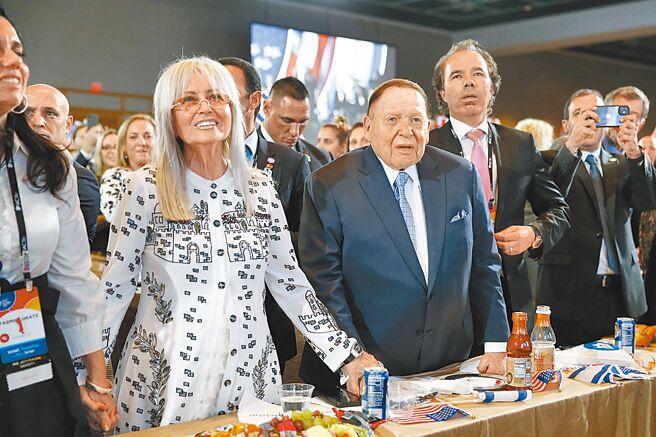 拉斯维加斯金沙集团最大股东米莉安．阿德尔森（左）斥资买下NBA独行侠队主要股权。（美联社）