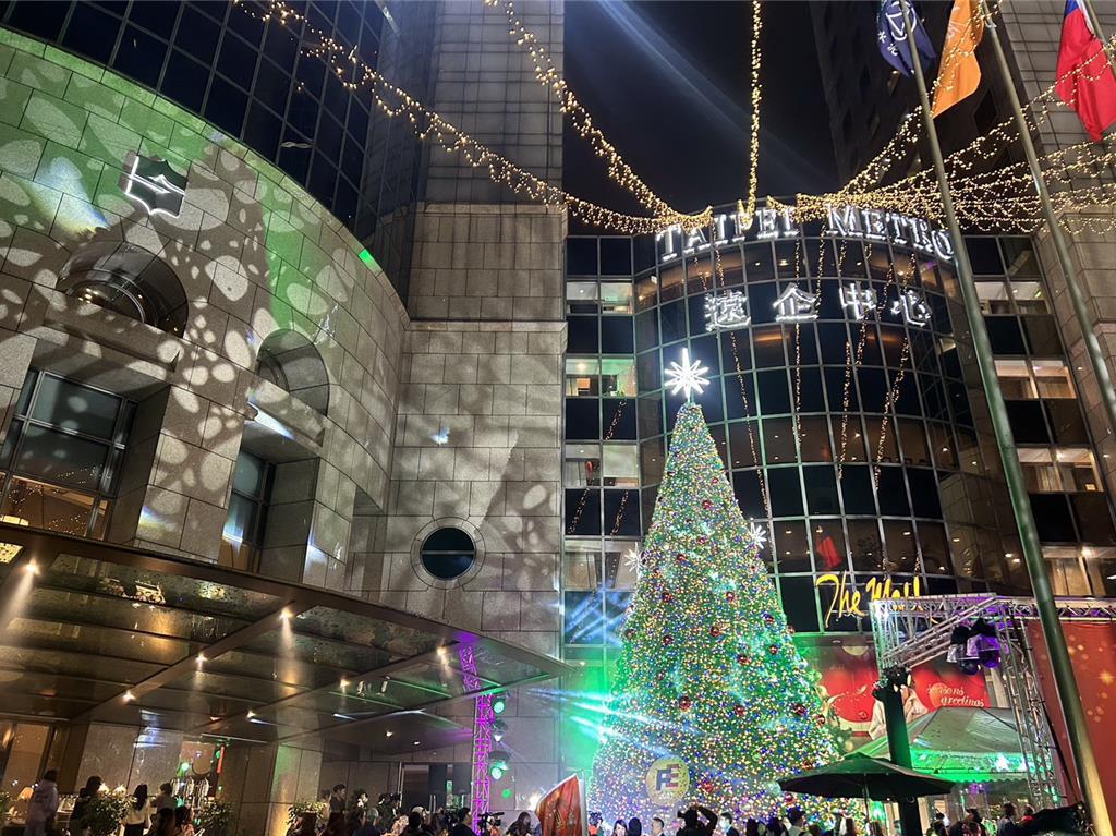 台北遠東香格里拉敦南側高達40呎的遠企聖誕樹 以「迎向世界．擁抱愛」為主題設計。（圖／台北遠東香格里拉）