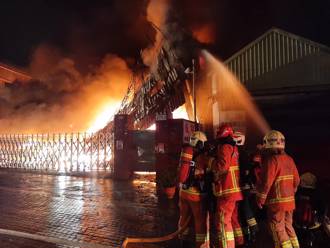 板橋違章鐵皮工廠暗夜大火  現場悶燒傳爆炸聲