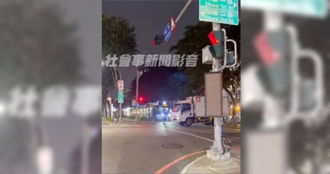 離譜！高雄貨車等紅燈「停輕軌上」  列車猛按喇叭「打死不動」