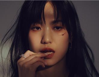 身上突冒恐怖刮痕！孙盛希新歌MV竟遇灵异事件