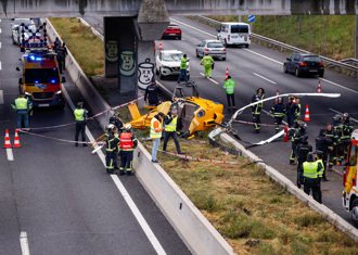 影》直升機墜落西班牙首都要道3傷 毀車險撞橋墩