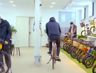 廣西青年用竹子造自行車出口海外 已賣出數萬台