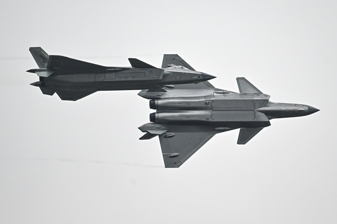 載彈量與航程上殲-20相較F-22有較大優勢。（圖／新華社）