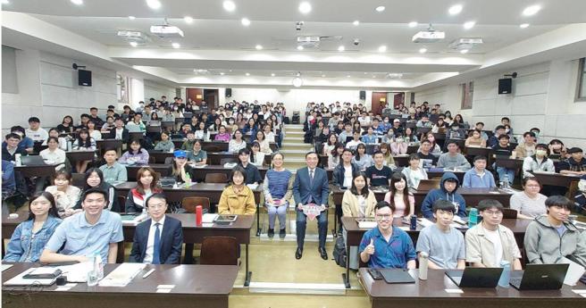 台大最夯的通识课《国民法官必备之基础鑑识科学》，指导老师翁德怡（中左）找来更领域专家担任客座讲师，甚至连法务部长蔡清祥（中右）都来授课。（图／法务部提供）