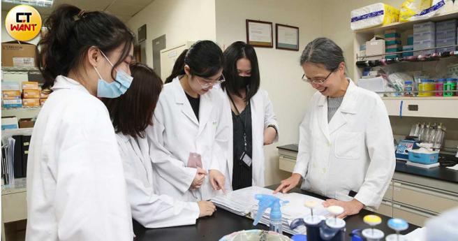 翁德怡现职是台大医院法医学研究所所长，除了指导研究生之外，她更希望透过通识课程让更多人了解鑑识科学。（图／赵世勋摄）