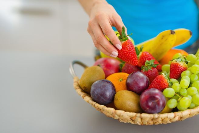 一名女子愛吃水果罹患中度脂肪肝，減少攝取量一年後脂肪肝消失了，還瘦了10公斤。（示意圖／Shutterstock）