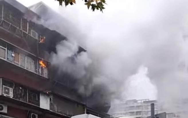 北市南机场国宅窜火！浓烟窜天相当骇人，1人遭烧成焦尸。(戴志扬翻摄)
