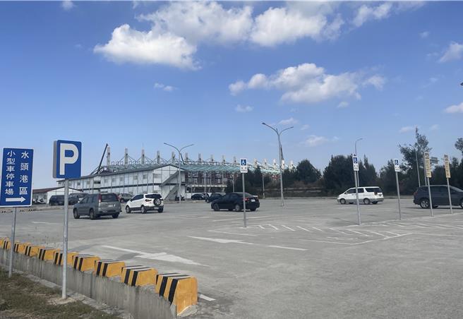 水頭港區週邊之西堤及新大樓工務所附近設有小型車停車格計150格(含無障礙3格、婦幼3格)，為免收費區域，仍免費提供民眾使用。（圖／金門縣政府提供）