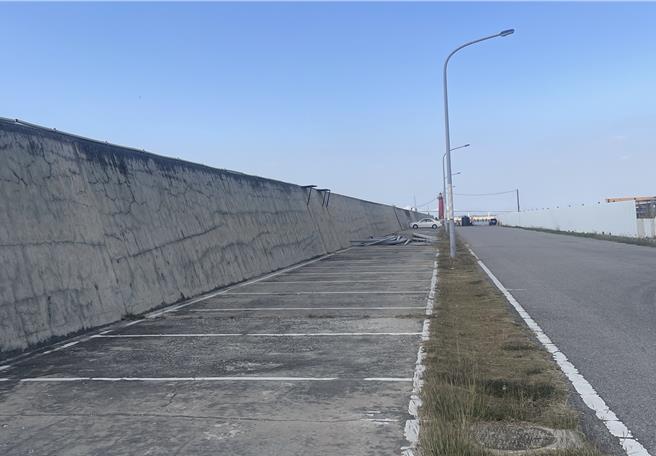 水頭港區週邊之西堤及新大樓工務所附近設有小型車停車格計150格(含無障礙3格、婦幼3格)，為免收費區域，仍免費提供民眾使用。（圖／金門縣政府提供）