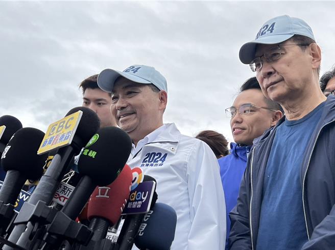 国民党总统参选人侯友宜（左二）1日上午与副总统参选人赵少康（右一）前往新北市五股区，参观五股夏绿地，会后受访。（陈薏云摄）