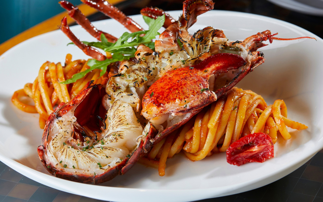 龙虾肥美令人食指大动，不过网路流传一张「龙虾变蟑螂」的照片，网友看了全吓坏。（示意图／Shutterstock）