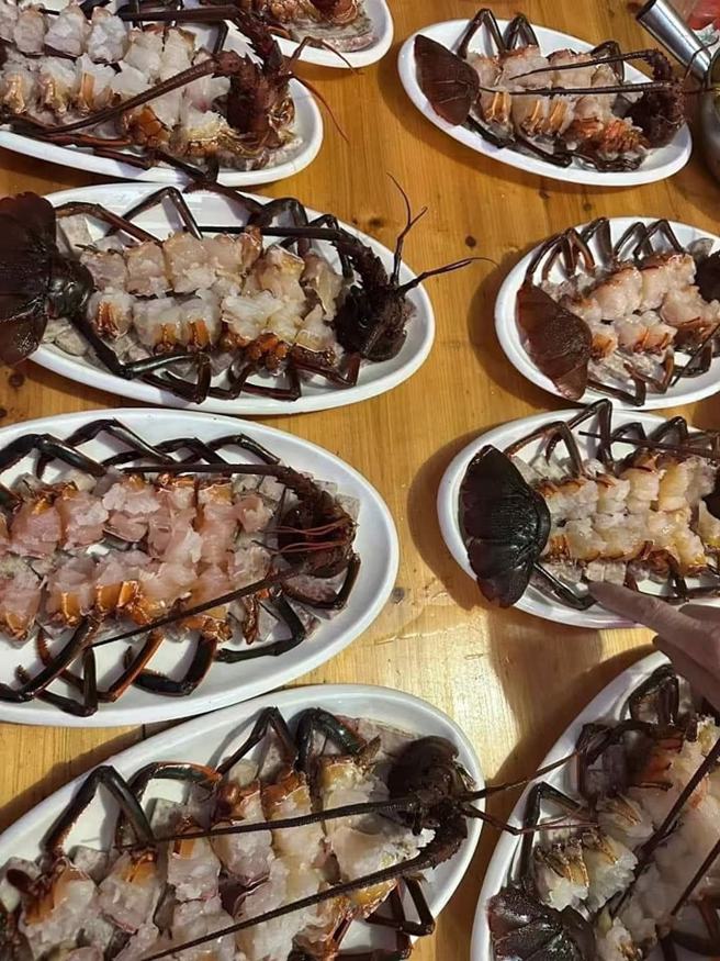 龙虾摆盘秒变巨型蟑螂，网友看了直呼没食欲。（翻摄「爆料公社一日小编」脸书）