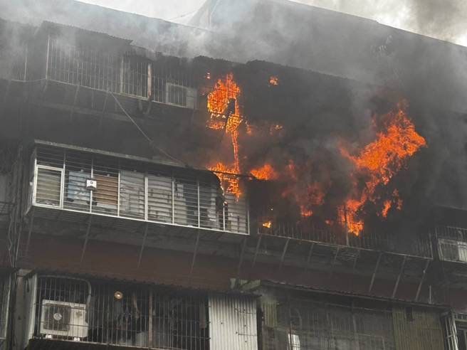 北市南机场国宅窜火！浓烟窜天相当骇人，1人遭烧成焦尸。(李启箖翻摄)