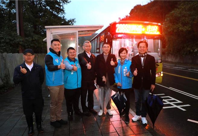 大都会客运新辟2088B路线自1日起开通，基隆市长谢国梁（右三）与国民党立委参选人林沛祥（左二）议员何淑萍（右二）、议员韩世昱（左三）、交通处长王圳宏（右一）在开通日一早搭乘该路线客运关心。（基隆市政府提供／徐佑升基隆传真）