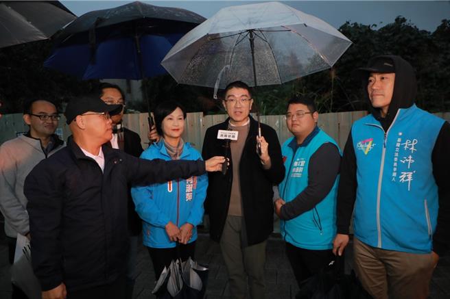 大都会客运新辟2088B路线自1日起开通，基隆市长谢国梁（右三）与国民党立委参选人林沛祥（右一）议员何淑萍（右四）、议员韩世昱（右二）在开通日一早搭乘该路线客运关心。谢国梁表示，新路线开通后，预期将为深澳坑地区的通勤民眾，带来更便捷且安心舒适的公共运输。（基隆市政府提供／徐佑升基隆传真）