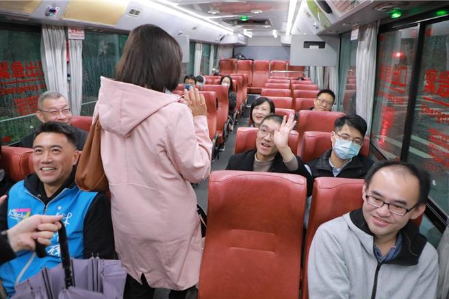 大都会客运新辟2088B路线自1日起开通，图为基隆市长谢国梁（二排右二）试乘时与民眾打招呼致意。（基隆市政府提供／徐佑升基隆传真）