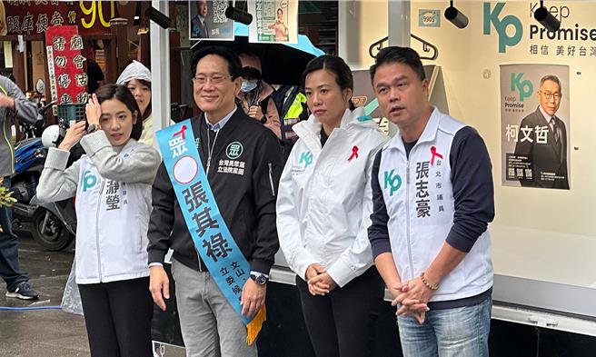 针对国籍争议，民眾党副总统参选人吴欣盈（右2）1日仍旧低调冷处理，表示「中选会已经在查证当中，就是12月5日为主」。（丁上程摄）