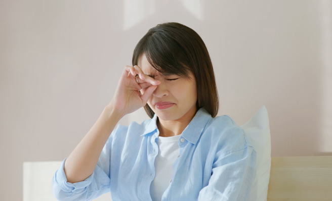 大陆一名女子揉眼睛时竟掉出寄生虫，赶紧到医院检查，眼内活虫竟多达60条。(示意图/达志影像)