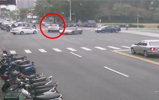 保時捷與機車發生碰撞車禍。（翻攝照片／洪靖宜高雄傳真）