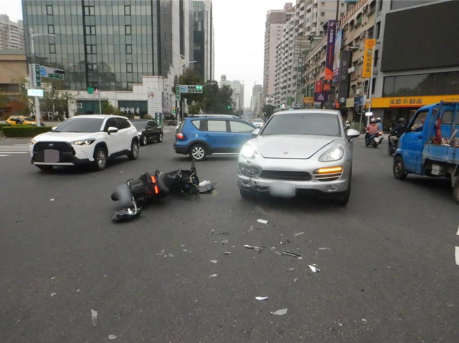 保時捷與機車發生碰撞車禍。（翻攝照片／洪靖宜高雄傳真）