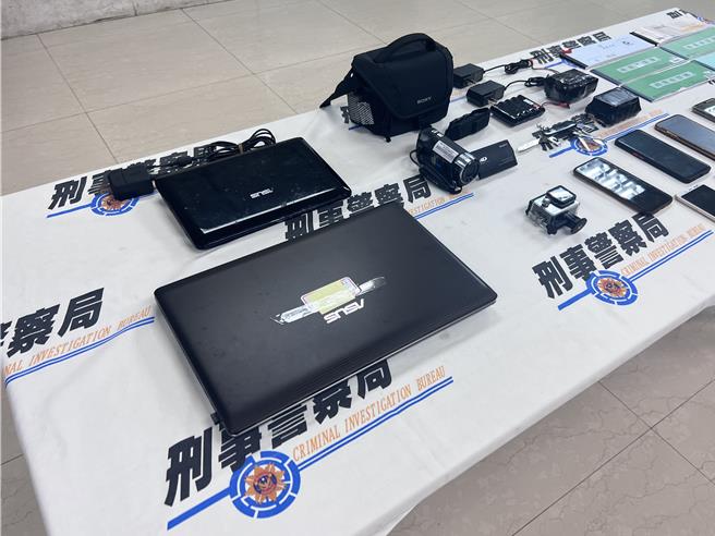 警方查扣到笔电、手机、偷拍器材等赃证物。（翻摄照片／林郁平台北传真）