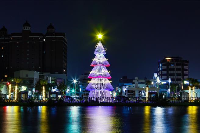 台南市政府今年以「台南400-歷史的揚起及幸福的薪傳」為主題，在河樂廣場西側的運河邊打造耶誕樹特色主燈。（觀旅局提供／洪榮志台南傳真）
