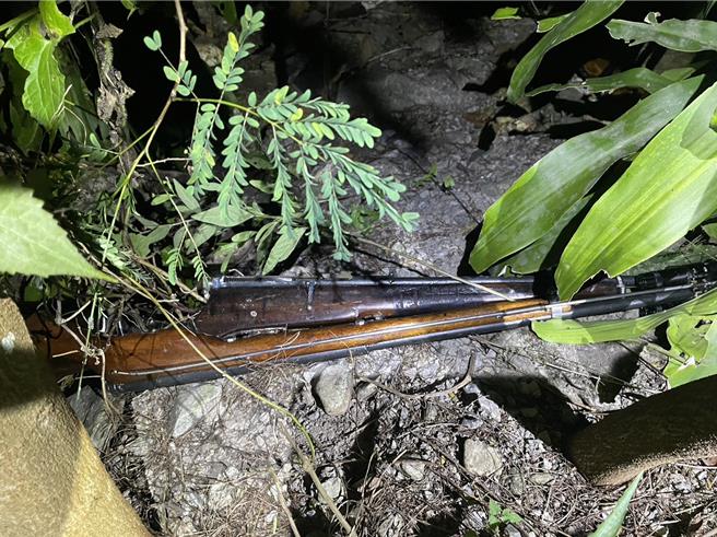 3男相约持枪打猎，下山途中猎枪走火，酿1死。（警方提供）