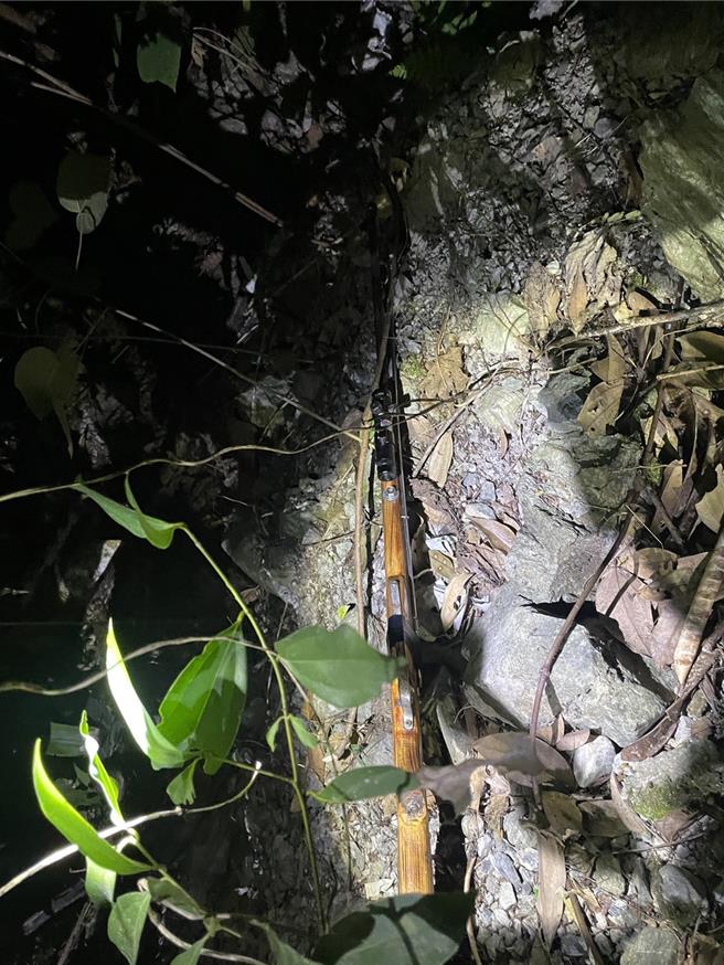 3男相约持枪打猎，下山途中猎枪走火，酿1死。（警方提供）
