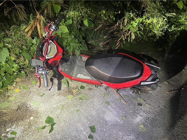 3男相约持枪打猎，骑乘机车下山途中，猎枪走火。（警方提供）