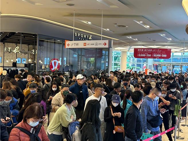 Big City周年庆11月30日登场，首日业绩衝到5.25亿、较去年同期成长5％，昨天1天总计首涌入逾16万人次。（巨城提供／陈育贤新竹传真）