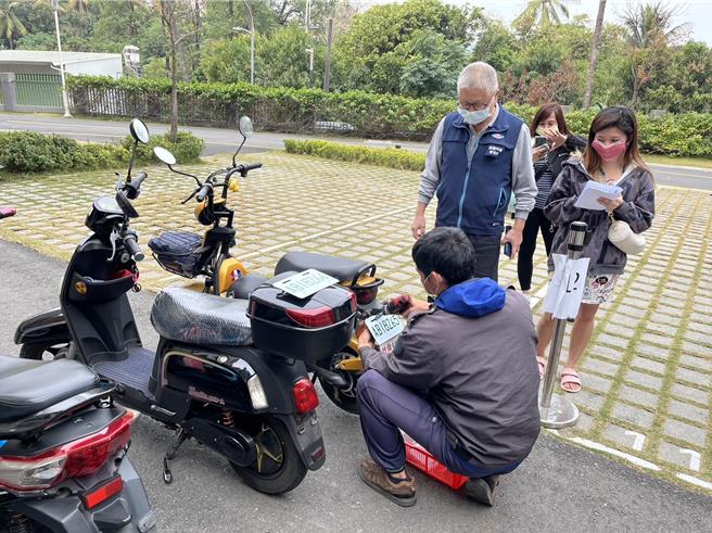 交通部公路局推动「微型电动二轮车」挂牌纳管，2023年底前挂牌的车辆可免除450元规费。（公路局提供／陈佑诚台北传真）