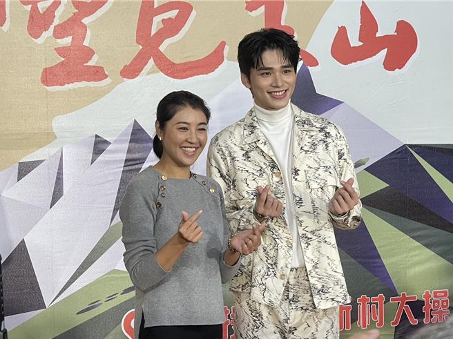 南投人王品澔（右）與縣長許淑華開心合影。（池宗玲攝）