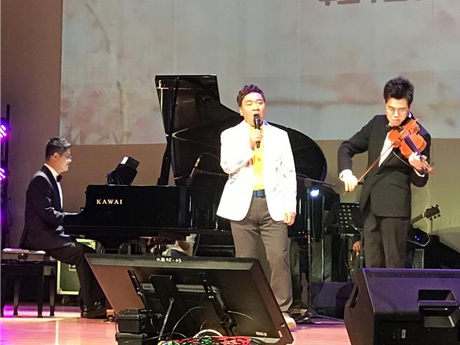由星儿（自闭症）王荣坚领军的「非常音乐家乐团」与艺人施孝荣，昨天晚上连袂演出。（中华民国自闭症基金会提供／林良齐台北传真）
