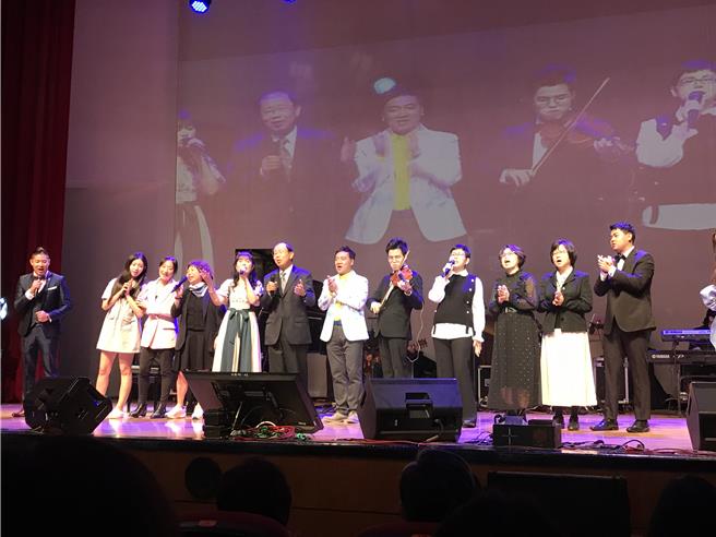 由星儿（自闭症）王荣坚领军的「非常音乐家乐团」与艺人施孝荣，昨天晚上连袂演出。（中华民国自闭症基金会提供／林良齐台北传真）