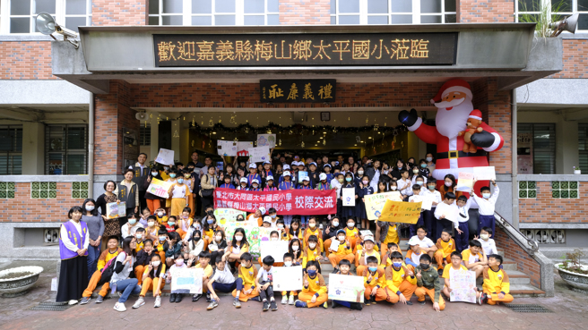 北市太平国小学生一早手持制作的欢迎海报于川堂等候，并由舞狮队的孩子以祥狮表演迎宾，在热闹氛围中揭开交流序幕。(北市太平国小提供)