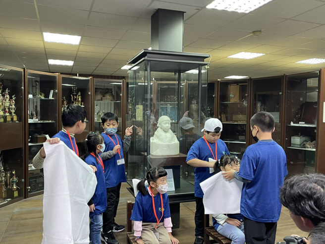 北市太平也特别为远道而来的大小朋友导览珍藏在校史室内的黄土水作品少女胸像。(北市太平国小提供)