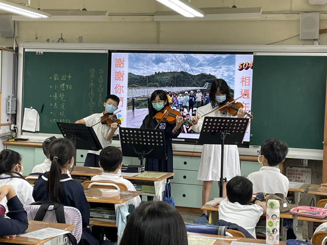 各班也以艺会友，展现小提琴、歌唱、舞蹈等不同才艺，赢得来访的梅山师生一致掌声。(北市太平国小提供)