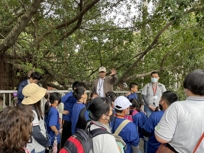 校友施建仁先生也带梅山师生走访社区，认识大稻埕的歷史与重要人物。(北市太平国小提供)