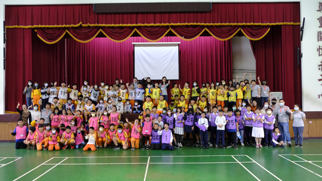 两校师生大玩躲避飞盘后合影。(北市太平国小提供)