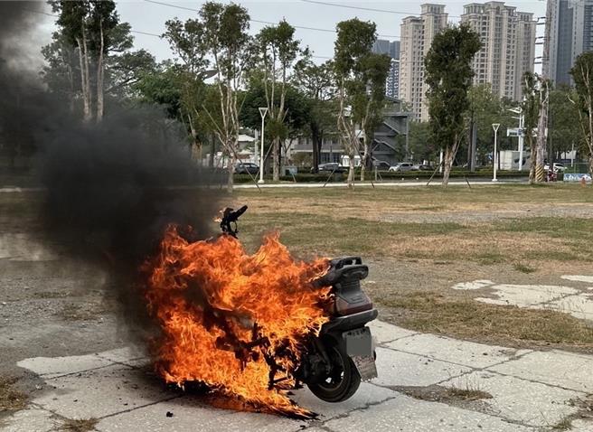 机车不明原因突起火，警消获报到场协助扑灭。（翻摄照片／洪靖宜高雄传真）