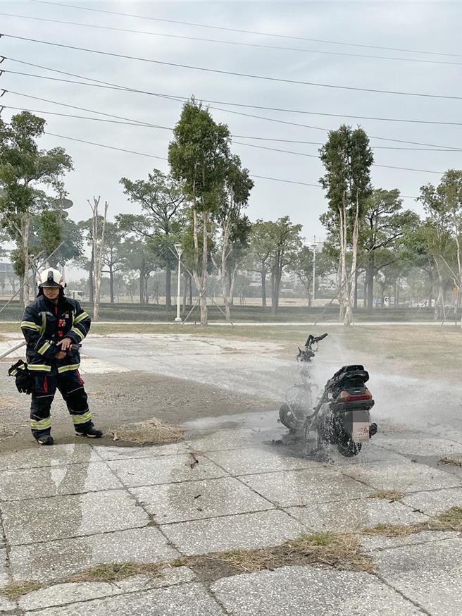 机车不明原因突起火，警消获报到场协助扑灭。（翻摄照片／洪靖宜高雄传真）