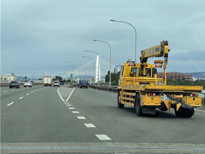 台中市廖姓男子去年驾车行驶台74线，因跟随前车行驶路肩下匝道，遭检举挨罚4000元并记1点，廖男不服提行政诉讼，台中高等行政法院审理后，认廖男符合「紧急避难」事由，撤销罚单。（王煌忠摄）