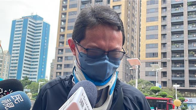 想到2年前的車禍，林男不禁紅了眼眶。（洪靖宜攝）