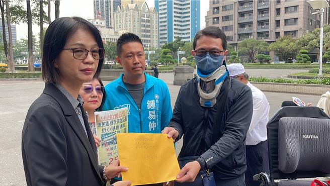由交通局長張淑娟收下陳情書。（洪靖宜攝）