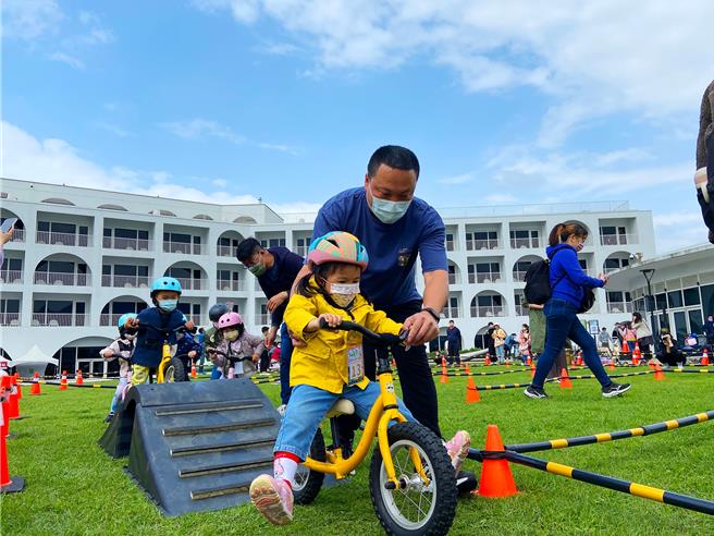 园区特别规划4个周六的亲子互动体验，小朋友可在埔顶草原体验滑步车。（沪尾艺文休閒园区提供）