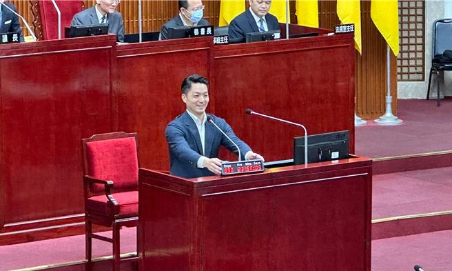 民进党立委参选人、台北市议员王世坚于1日市政总质询，准备了倒数计时器作为礼物送给市长蒋万安（图），希望蒋万安在剩下的998天任期能够专心市政；蒋万安则打趣表示，希望接下来998天可以跟王世坚继续相处。（丁上程摄）