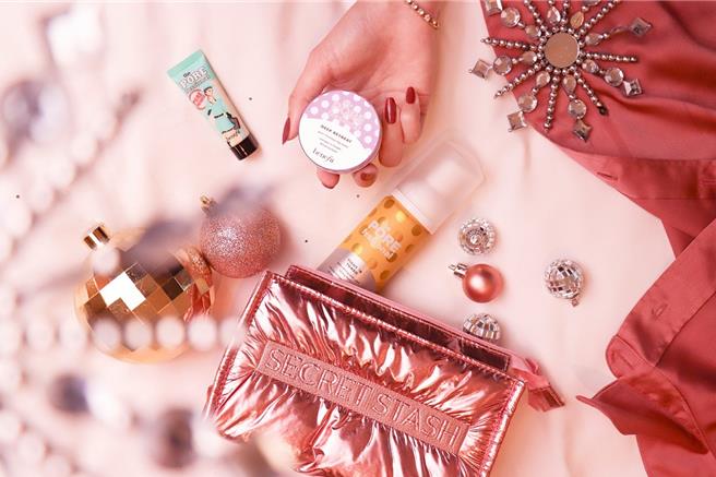 欢庆开幕6周年，台北趣淘联名Benefit贝玲妃，共推「CHAM玩美乐园」圣诞企划诱客。(凯撒饭店连锁提供)