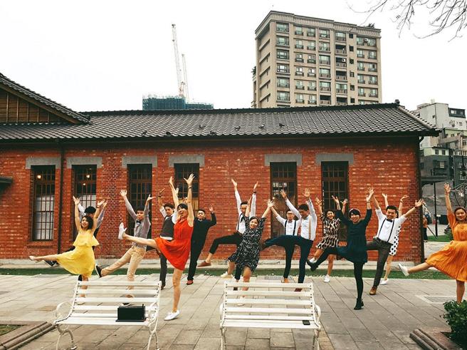 圣诞摇摆嘉年华12月16日至17日限时登场，知名摇摆舞组织「SwingTaiwan」将惊喜快闪现身，将饭店广场化身舞池。(凯撒饭店连锁提供)